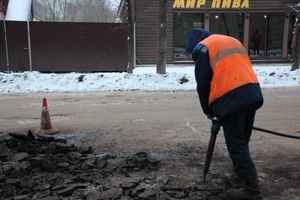 И в оттепель, и в мороз в Великих Луках продолжается ремонт дорог (ФОТО)