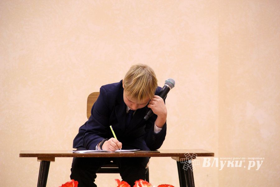 В Великих Луках поздравляют мам (ФОТО)