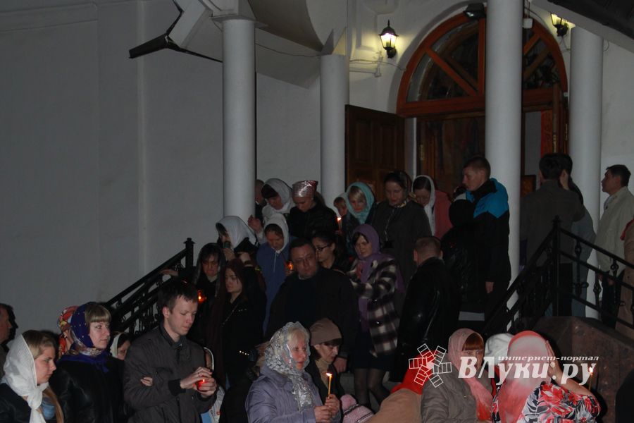 Крестным ходом встредили великолучане светлый праздник Пасхи