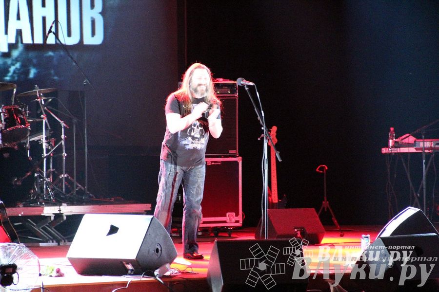 В Великих Луках состоялся концерт Дениса Майданова