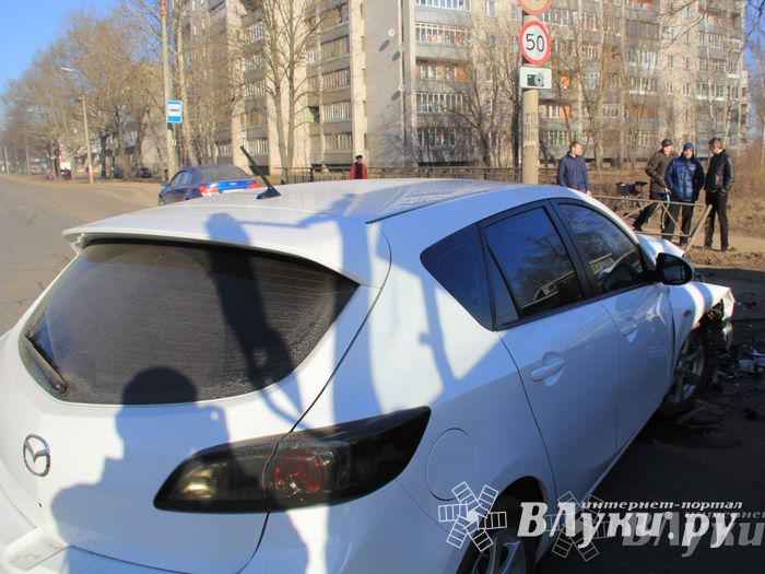 В Великих Луках столкнулись Мерседес и Мазда (фото)