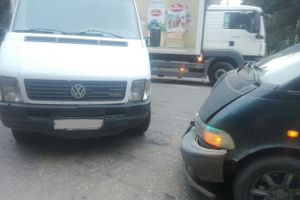 В зеленой зоне столкнулись фольксваген и тайота (ФОТО)