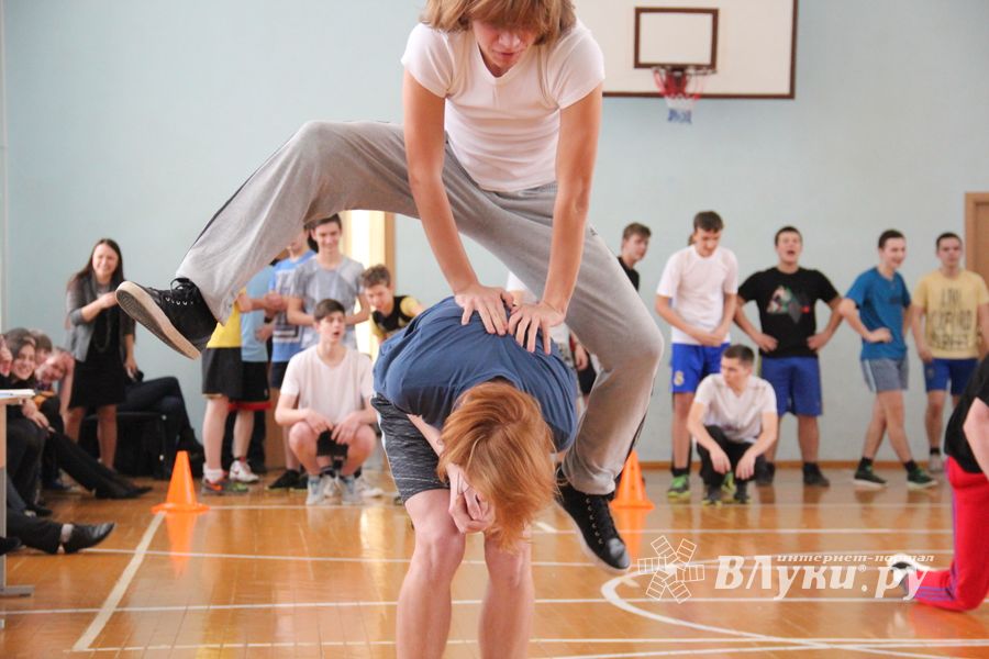 Конкурс «А ну-ка, парни!» прошёл в великолукской гимназии (фото)
