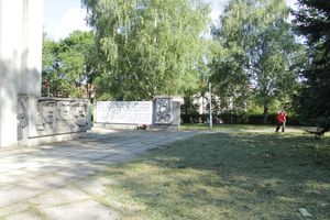 В Великих Луках убрали территорию у памятного знака рабочим ЛРЗ (ФОТО)