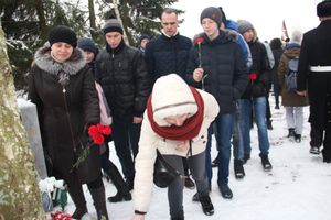 Никто не забыт: в Великих Луках благоустроили могилу неизвестного солдата (ФОТО)
