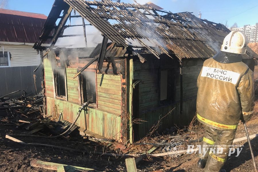 В Великих Луках сгорел нежилой дом (ФОТО; ВИЛЕО)