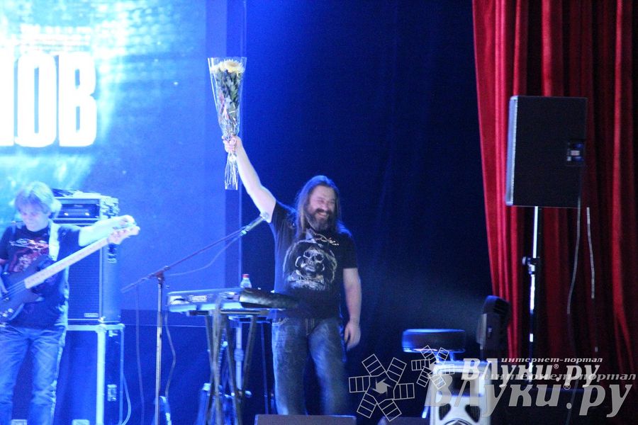 В Великих Луках состоялся концерт Дениса Майданова