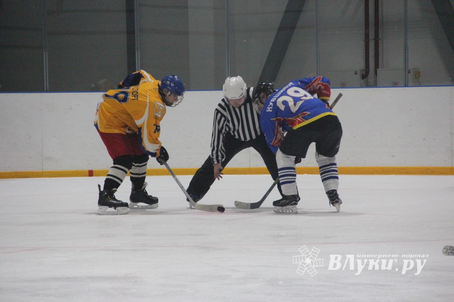 Два зоккейных матча прошли в Великих Луках в рамках Чемпионата города (ФОТО)