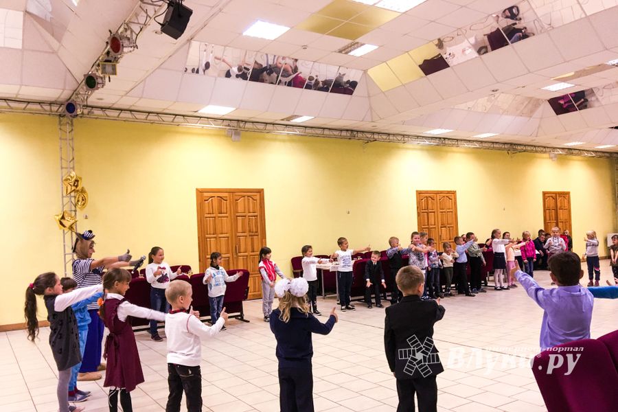 В Великих Луках первоклассники из малоимущих семей стали обладателями новых школьных портфелей (ФОТО)