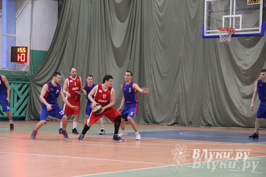 В Великих Луках проходит Открытый Чемпионат г. Великие Луки по баскетболу (фото)