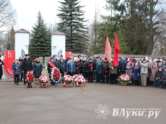 Родственники погибших солдат приняли участие в возложении цветов в Великих Луках