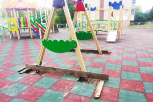 Депутат облсобрания возмутился состоянием детских площадок в Великих Луках (ФОТО)