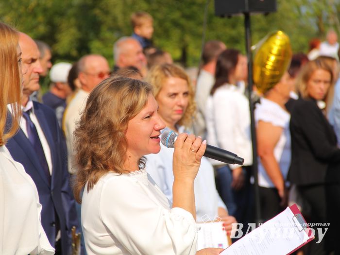 1 сентября в школах Великих Лук прошли Торжественные линейки (ФОТО)