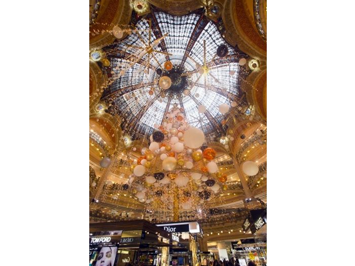 Старые машины, дрова и использованные банки: нетрадиционные идеи для рождественской елки