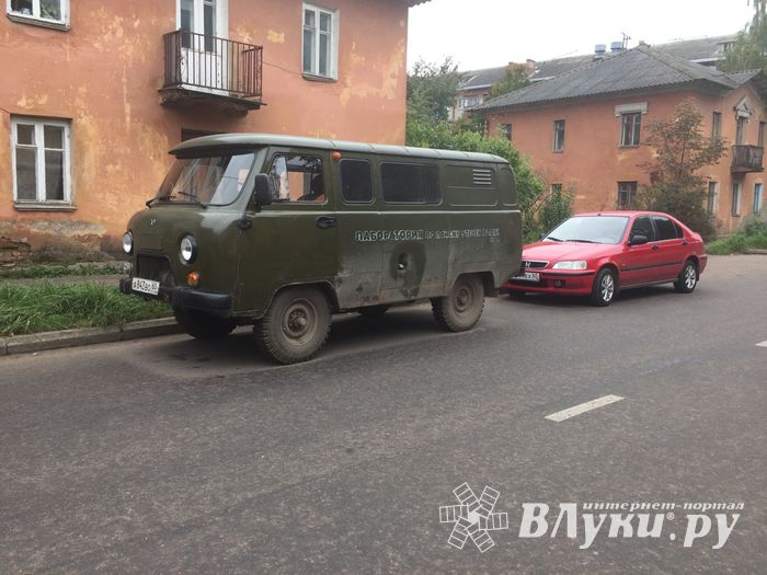В Великих Луках забил «гейзер», по словам коммунальщиков, «рядовая ситуация» (ФОТО+ЗВУК)