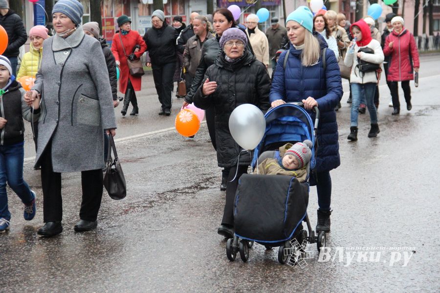 В Великих Луках прошло праздничное шествие (ФОТО)