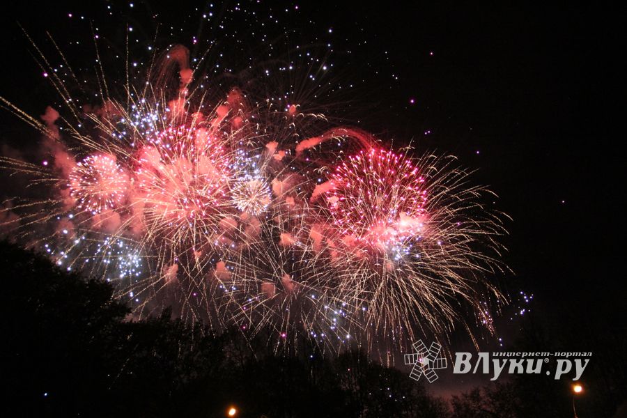 Салют в Великих Луках (ФОТО)