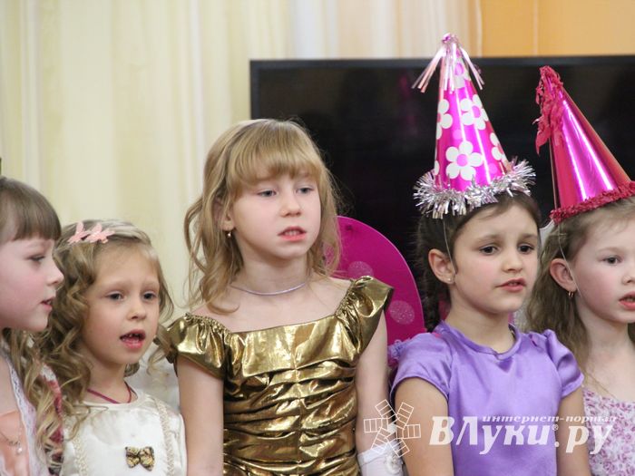 В Великие Луки пришла пора новогодних утренников (ФОТО)