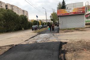 В Великих Луках на ул. Вокзальной ремонтируют тротуар (ФОТО)