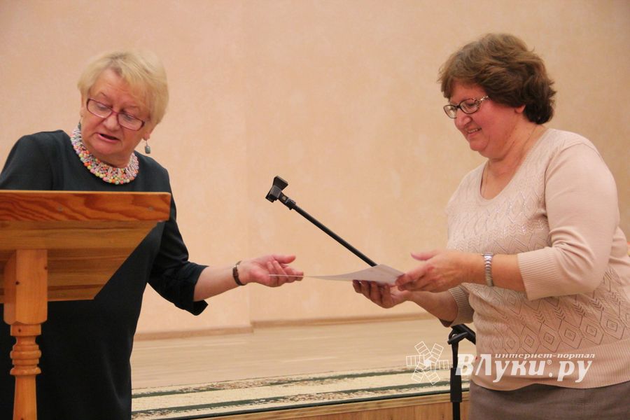 В Великих Луках ученики школы №13 поздравили своих педагогов (ФОТО)