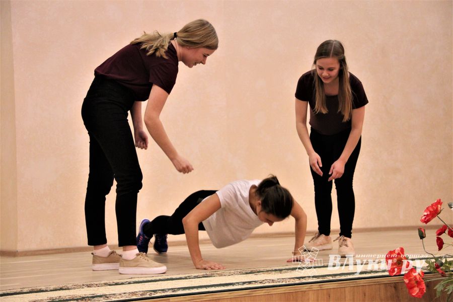 В Великих Луках ученики школы №13 поздравили своих педагогов (ФОТО)