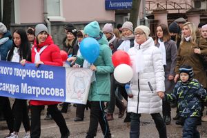 В Великих Луках прошло праздничное шествие (ФОТО)