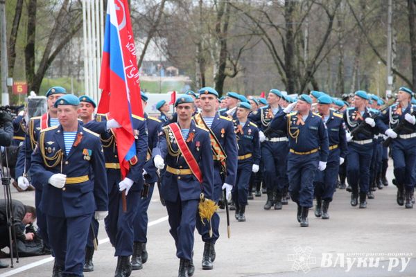 В Великих Луках прошел Парад Победы (ФОТО)