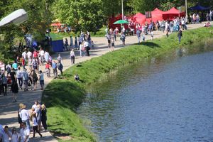 По центральному проспекту Великих Лук прошёл  «Бессмертный полк» (0+) (ФОТО)