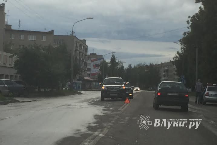 Ягур и Тойота не поделили дорогу (ФОТО)