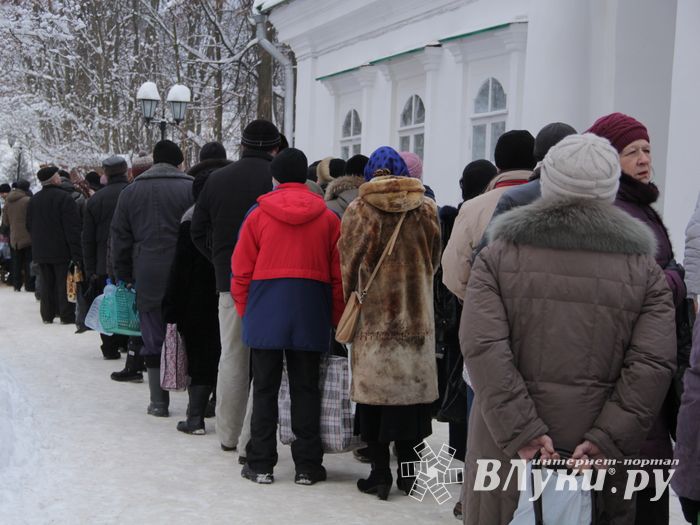 Великолучане запасаются святой водой (фото)