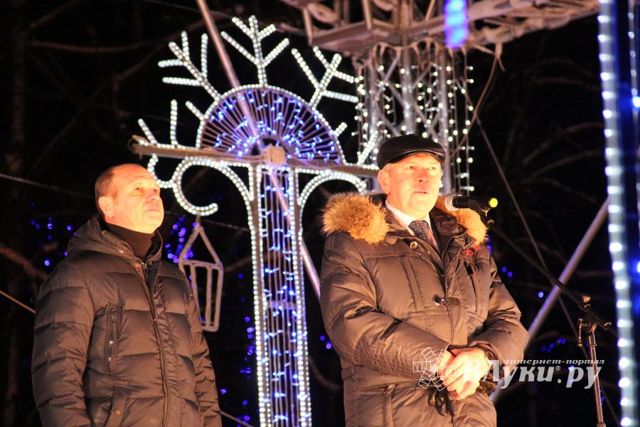 В Великих Луках петуха сменили на собак (ФОТО)