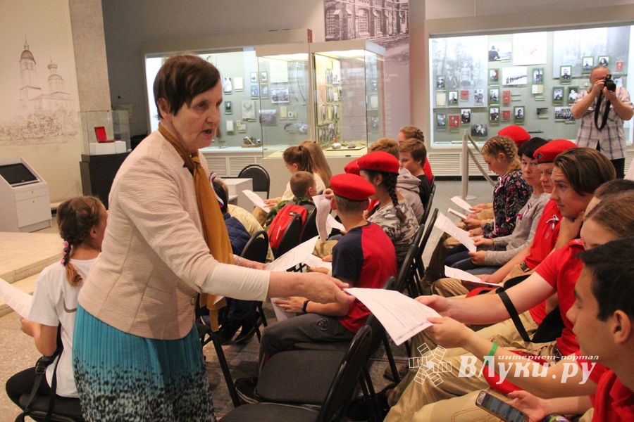 Великолучане отмечают День флага (ФОТО)