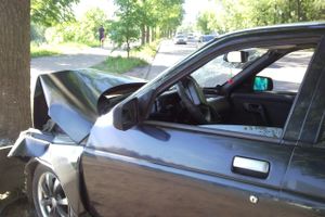 В Великих Луках ВАЗ-2110 столкнулась с «Тойотой» и врезалась в дерево (ФОТО)