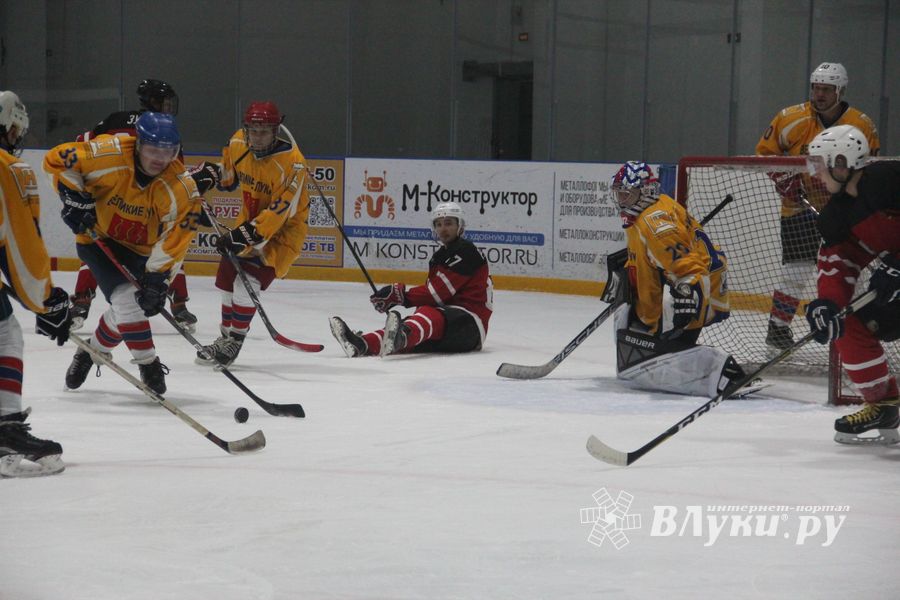 Хоккейные матчи чемпионатов города Великие Луки и Псковской области по хоккею прошли в СОК «Айсберг» (ФОТО)