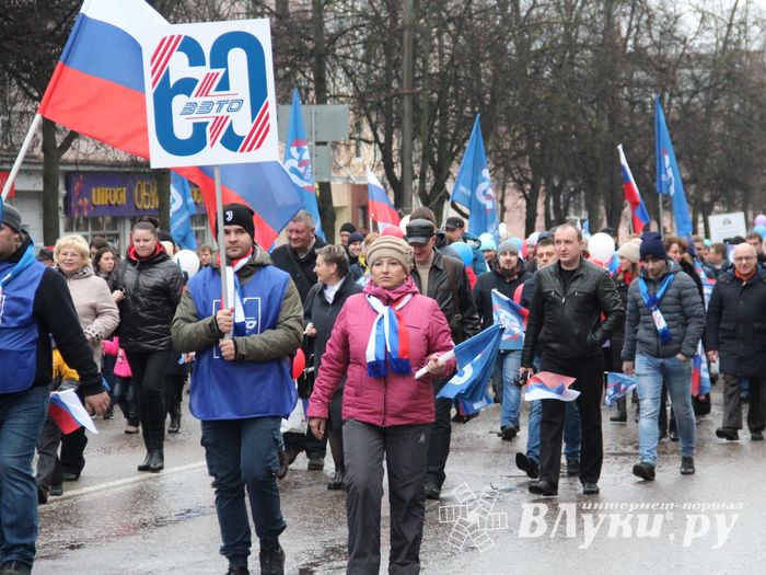 В Великих Луках прошло праздничное шествие (ФОТО)