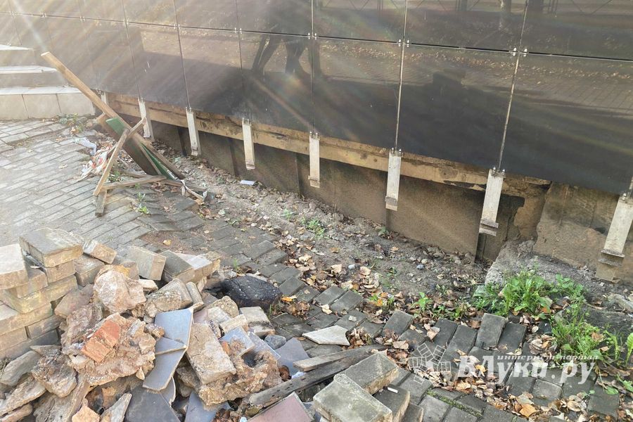 Провал под магазином на проспекте Ленина понудят устранить (ФОТО)