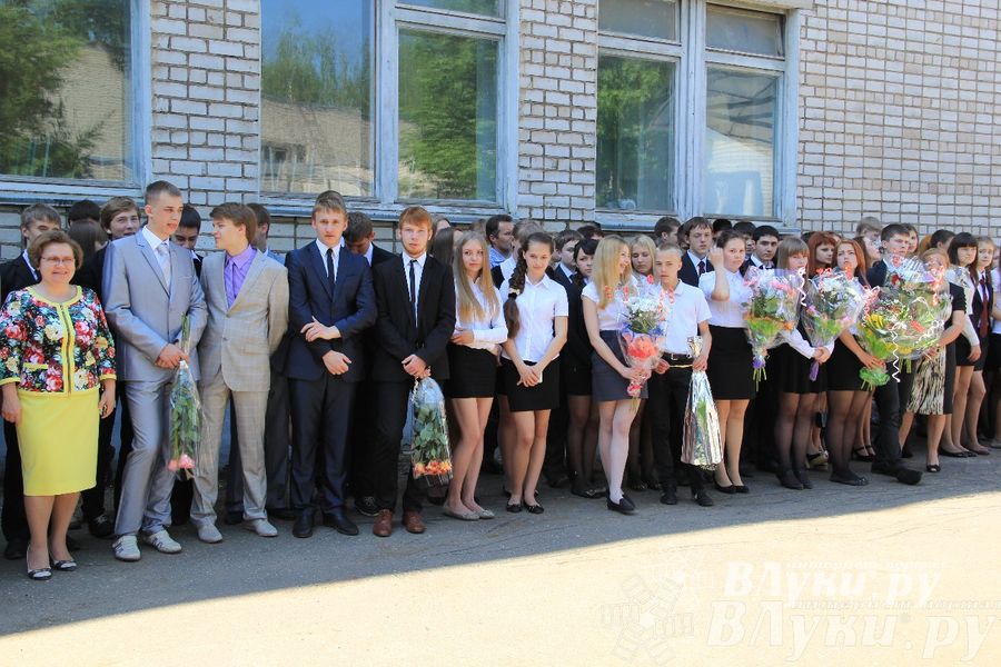 В Великих Луках прозвенели «Последние звонки»