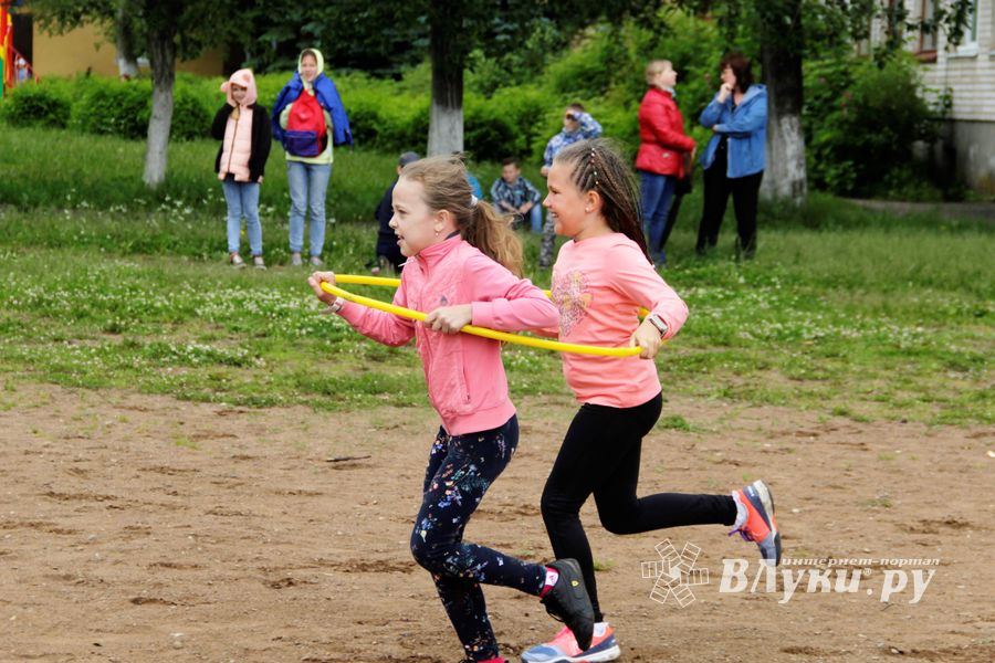 Ребята из пришкольных лагерей соревновались в «Весёлых стартах» (ФОТО)