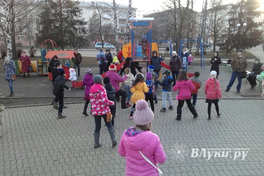 Весёлое шоу на площади Калинина в Великих Луках (ФОТО)