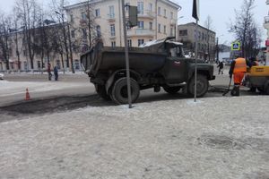 В Великих Луках продолжается ямочный ремонт дорог (ФОТО)