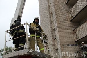 В Великих Луках прошли областные соревнования среди пожарных по спасению пострадавших