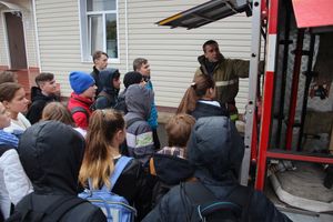 Великолукских школьников познакомили со спасательной техникой (ФОТО)
