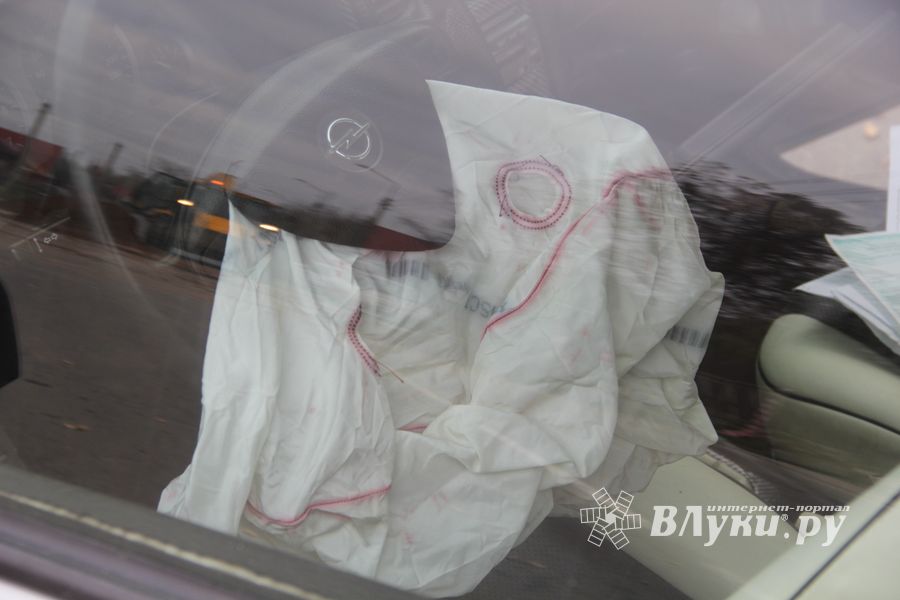 В Великих Луках неизвестный водитель, попав в ДТП, бросил автомобиль и скрылся (ФОТО)