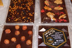 Где в Великих Луках попробовать живой шоколад на меду и вздремнуть на ульях?