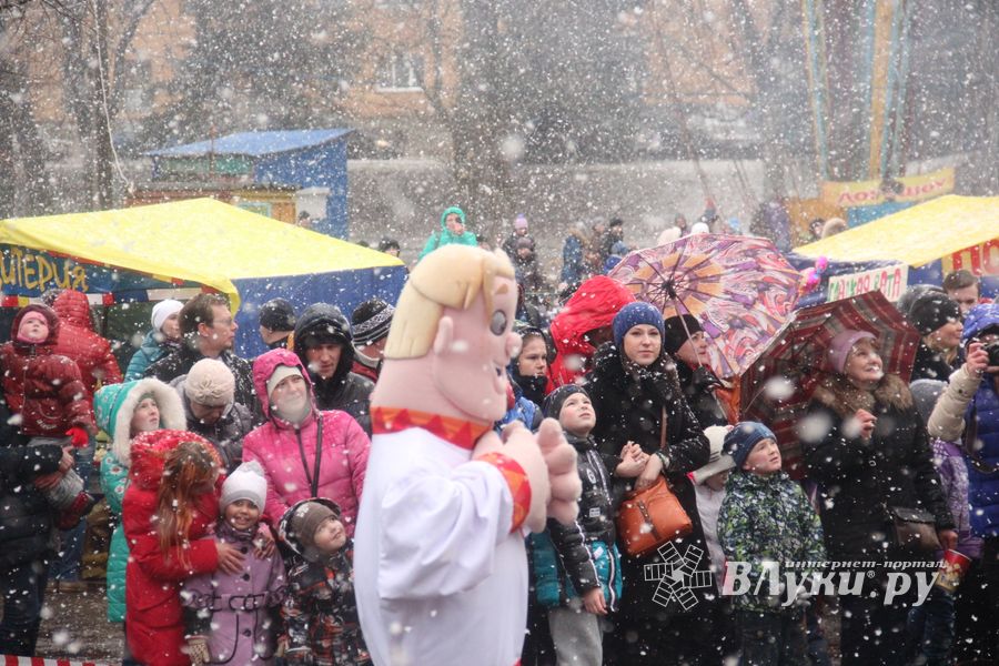 В Великих Луках сожгли Масленицу (фото)