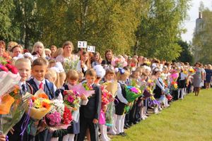 1 сентября в школах Великих Лук прошли Торжественные линейки (ФОТО)