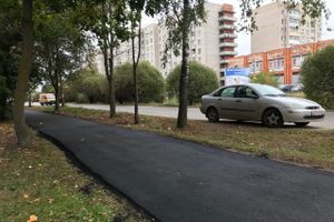 В Великих Луках на ул. Вокзальной ремонтируют тротуар (ФОТО)