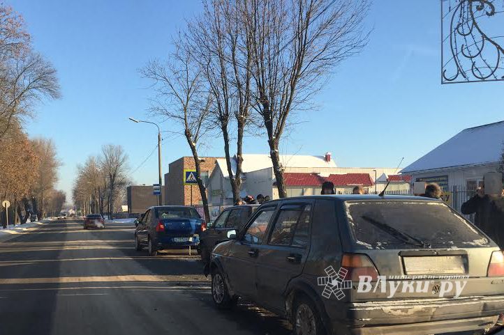 В Великих Луках столкнулись 3 автомобиля (ФОТО)