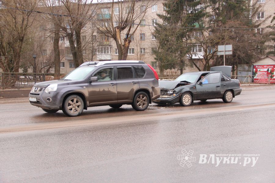 На проспекте Гагарина в Великих Луках произошло ДТП (ФОТО)
