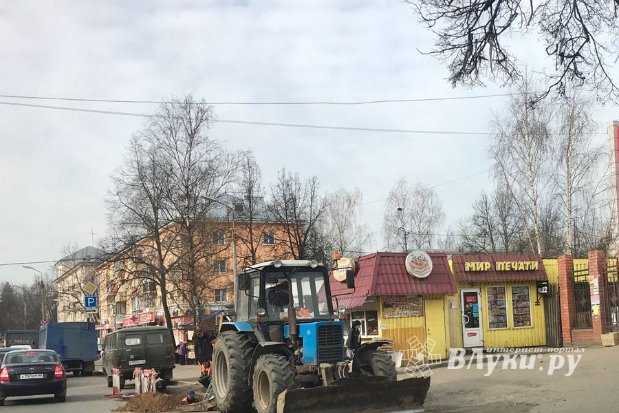 Возле Смоленского рынка завершают замену канализационной трубы (ФОТО)